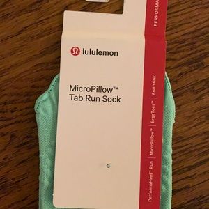 Lululemon micro pillow tab run sock